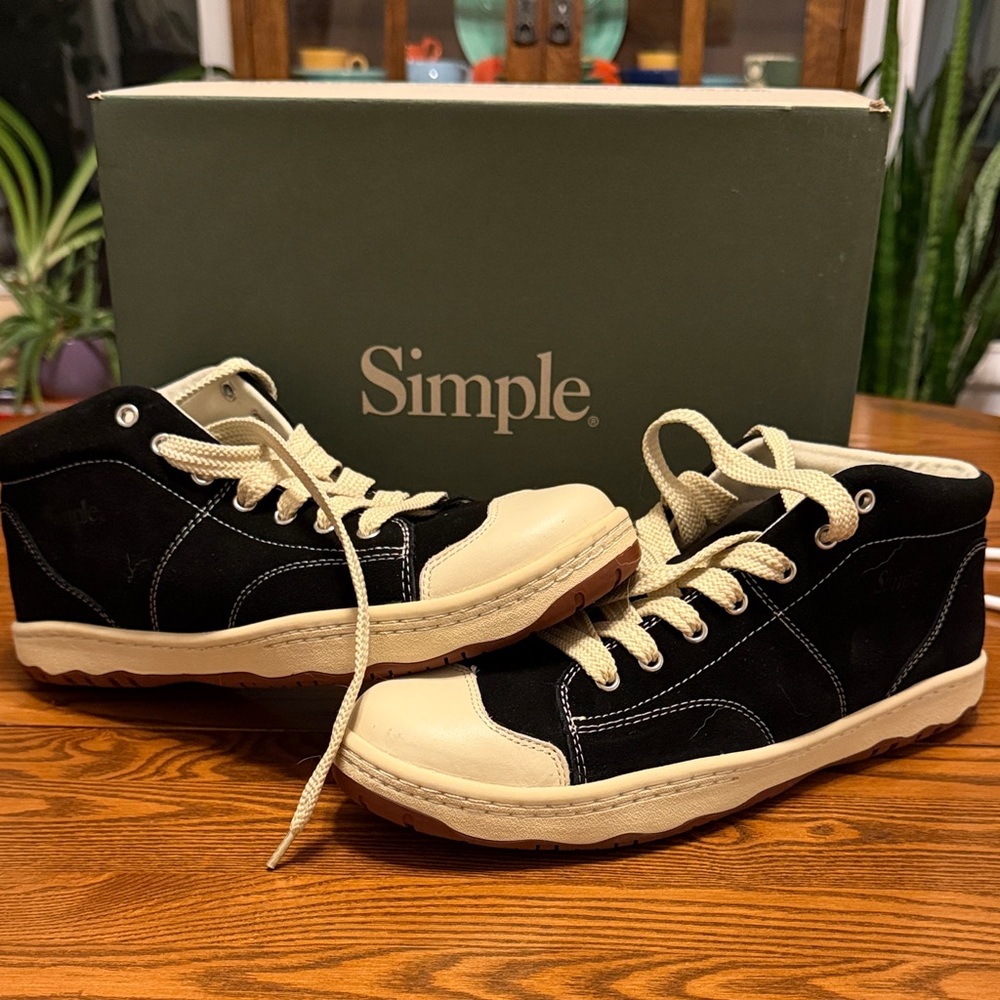 Simple Black and Cream Casual Sneakers "Retro 91 Mid" with original box